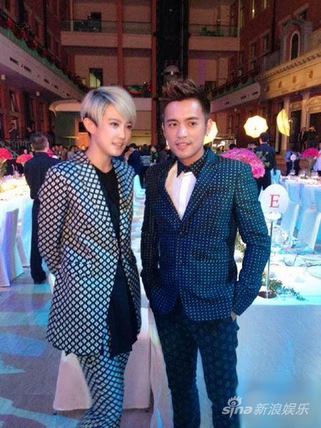 范逸臣刘力扬出席时尚晚宴 造型一致默契