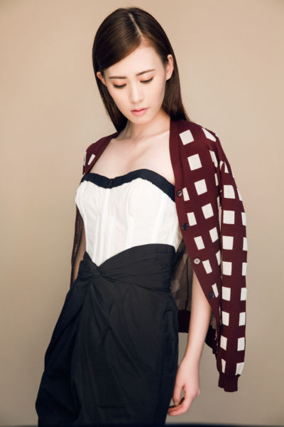 龙一一时尚写真首曝光似佘诗曼显大气