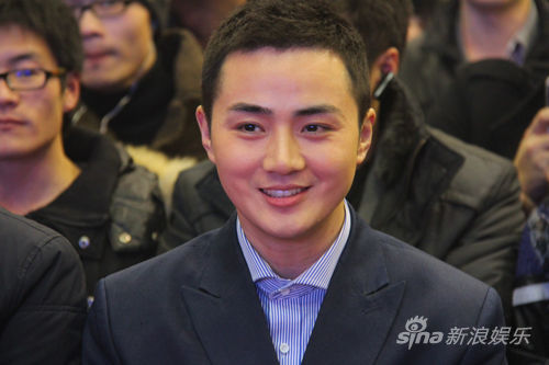 余少群亮相戏剧节盛典 为老乡鼓励喝彩