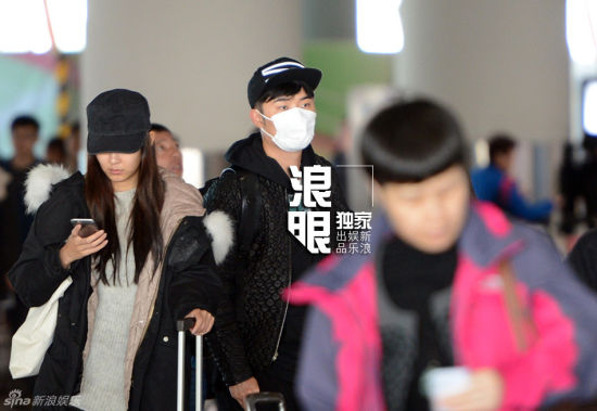 陈赫和张子萱同回机场被拍