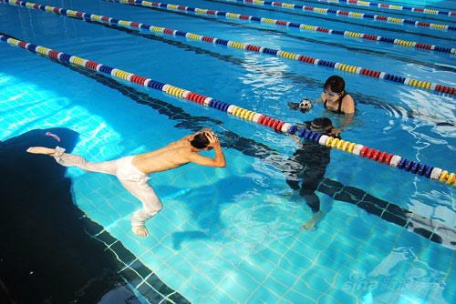 黄征裸身潜水6小时拍时尚大片秀好身材组图