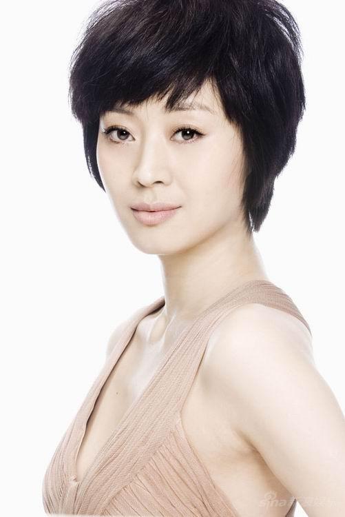 组图:范志博全新写真 女强人展现清纯爽朗一面