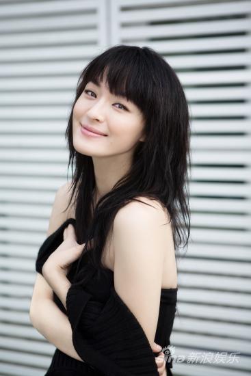 组图:于越写真黑白间自由转换 尽显秋日风情