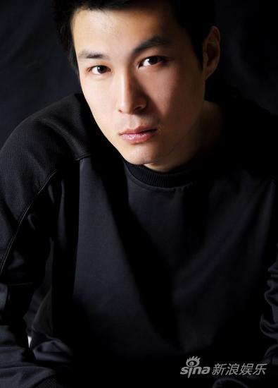 本身具有沉稳性格的青年演员陈曦,彰显了沉稳内敛的男儿本色.
