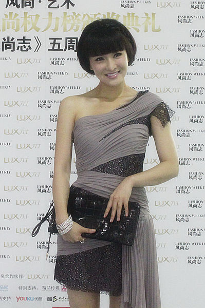 郑亦桐亮相风尚权力榜 短发造型夺人眼球(组图)