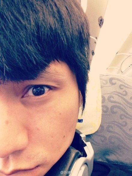 陈坤晒半脸自拍调侃整容下巴在医院里