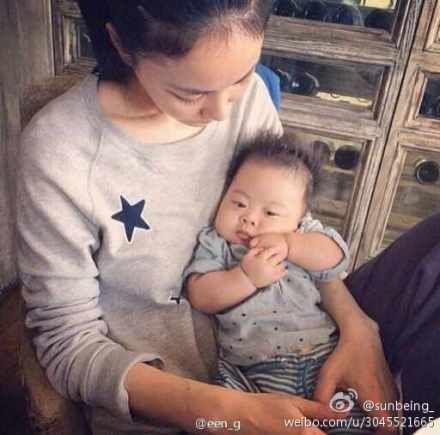 王菲安详抱婴儿