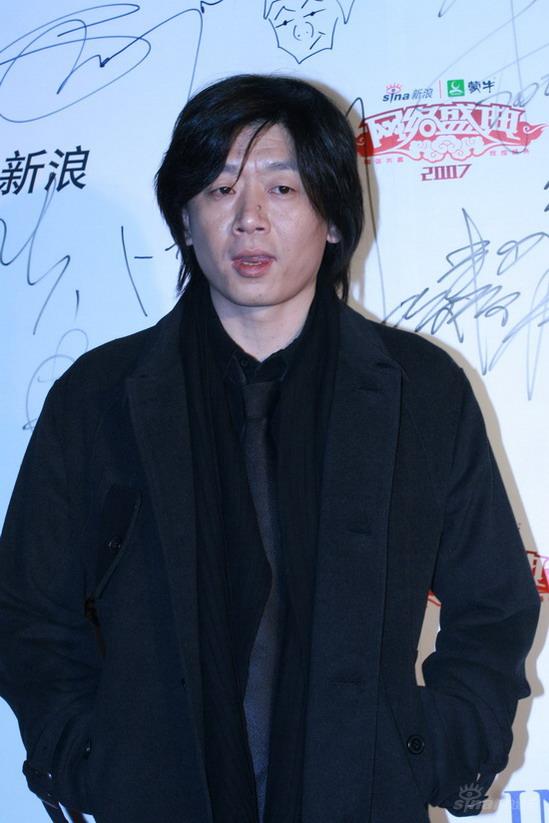 图文老狼黑风衣黑围巾亮相红毯沉稳内敛