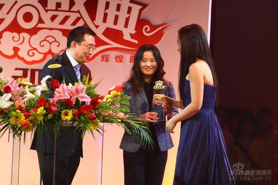 图文于洪莉何力颁年度电视剧女演员给蒋雯丽