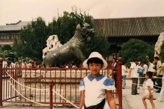 图文:黄奕童年照独家曝光-黄家有女初长成