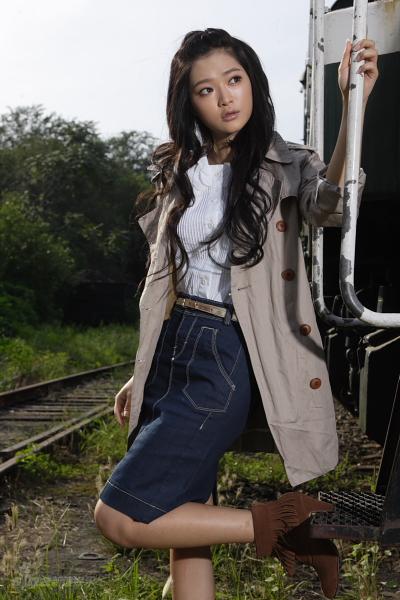 图文何琢言秋日写真优雅大方