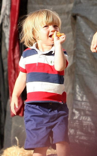 当地时间23日下午,布兰妮带自己的两个儿子度过了一段甜蜜温馨的家庭