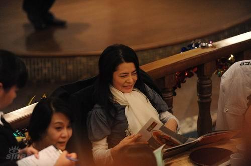 图文:柴智屏会神秘帅男-柴智屏点菜