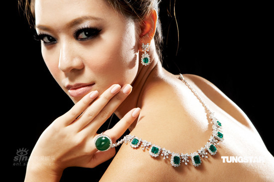 图文伊林双姝代言珠宝展林又立裸背秀钻石