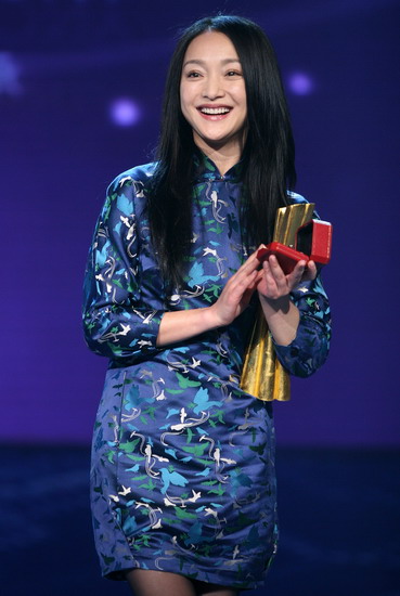 图文中国职场女性榜样颁奖盛典周迅开心领奖