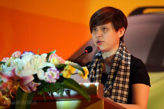 双方互赠礼物 天娱传媒总经理龙丹妮发言