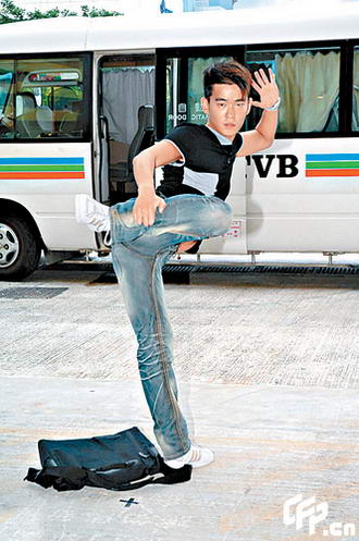 图文香港先生选举开锣舞台狂者扮郭富城