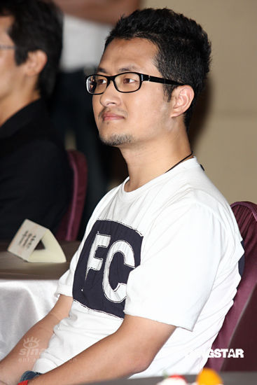 魏德胜联袂关颖拍短片 称当演员实在不易(组图)