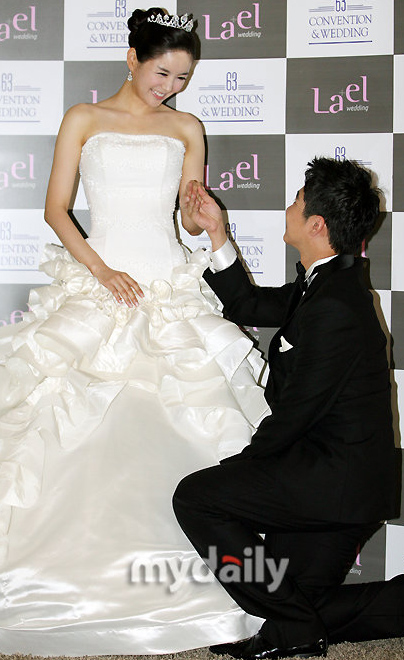 图文:张英兰大婚-韩昌跪地求婚