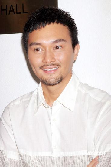 图文张智霖任复明大使张智霖白衣亮相