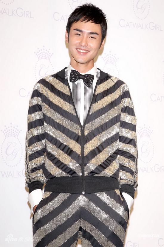 图文:众名模出席时尚活动-阮经天笑容鬼马