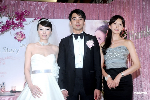 图文:林志玲担任哥哥婚礼女招待-与哥嫂合影