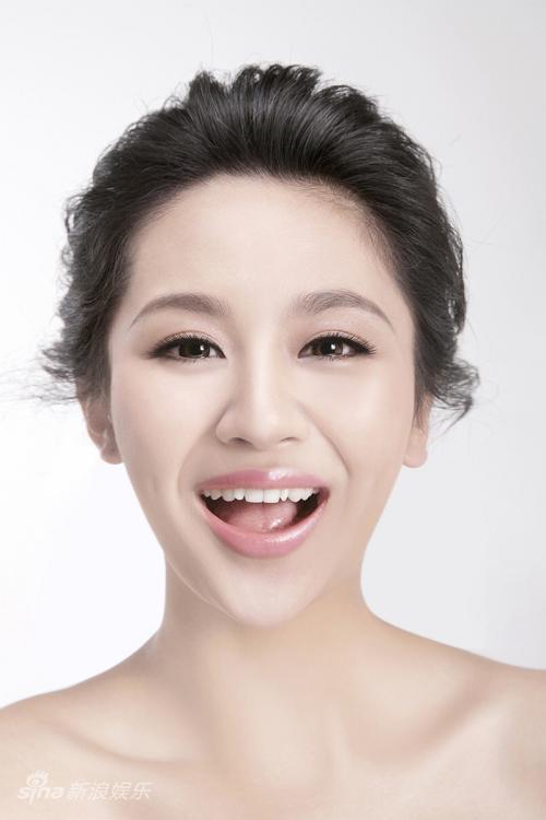 图文:杨紫全新写真-青春笑脸