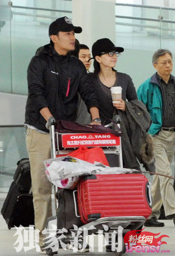 图文:高圆圆与男友-二人神态轻松