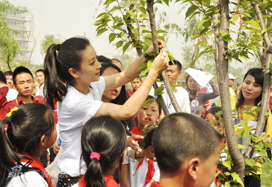 图文:苗圃做公益-苗圃和孩子们一同种树挂爱心牌
