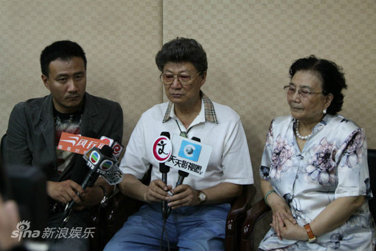 胡宝善红歌向党献礼 胡军甘当绿叶为父客串(图)