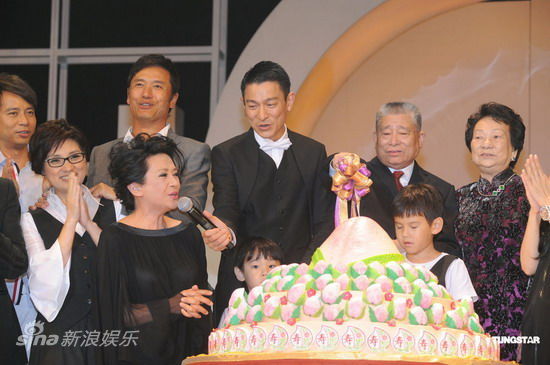 图文刘德华50岁生日派对刘德华获赠大蛋糕