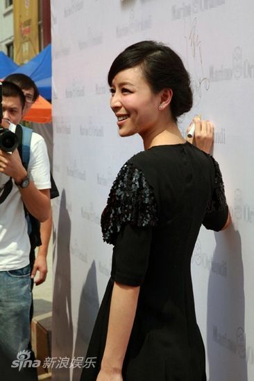 图文张静初走t台签名