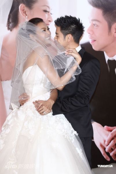 图文:名模林嘉绮大婚-亲密拥抱