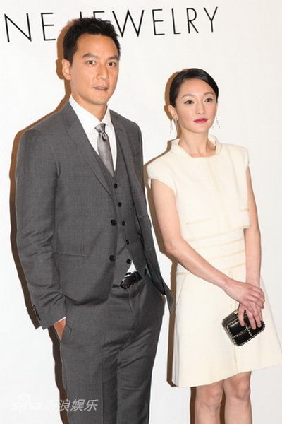 图文:周迅吴彦祖同台亮相-两人台前合影
