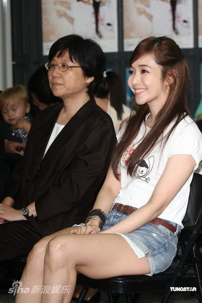 图文侯佩岑出席公益侯佩岑白衣短裤