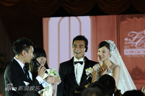 图文陈龙章龄之结婚现场与粉丝互动