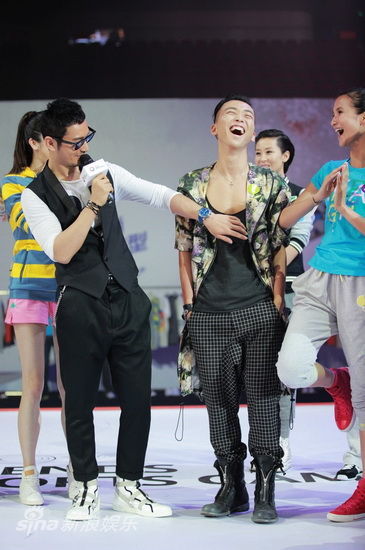 图文:时尚运动会现场-黄晓明摸男模胸肌