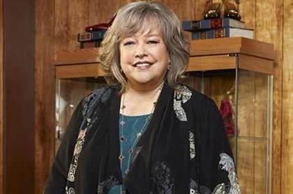 传影后凯西-贝兹患癌 乳房切除手术保命