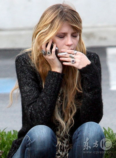 组图米莎巴顿精神崩溃被拘正进行药物治疗