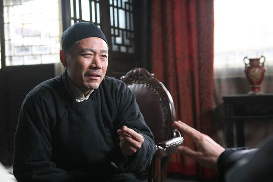 资料图片：《茶馆》剧照--王利发向秦仲义借钱_影音娱乐_新浪网