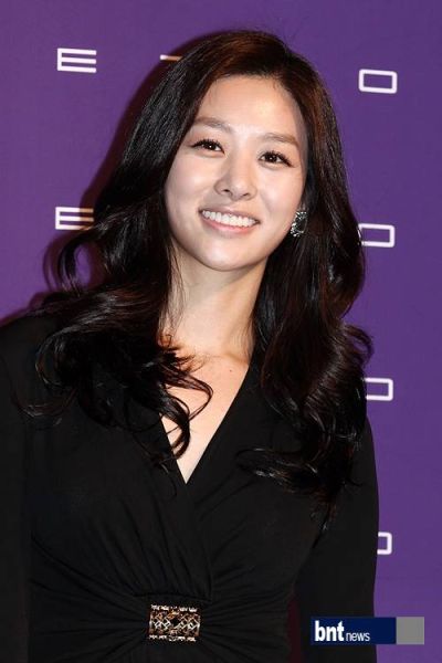 韩星张申英出演荆棘花演绎反面角色