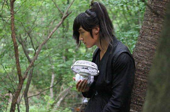 崔振赫九家之书幕后照拿迷你风扇降温