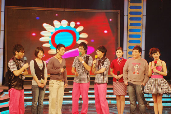 林文龙和网络小胖笑谈走红秘方新浪娱乐讯江苏综艺频道《非常周末》4