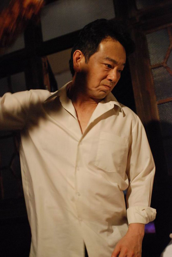 强迫性毒打儒雅的张晨光在《热爱》中饰演沈寒秋之父,一个曾经的