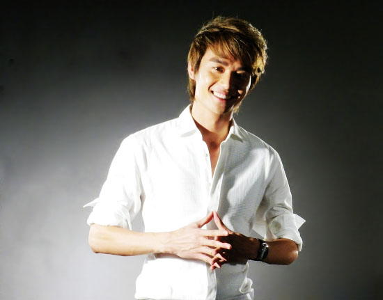 王凯拍摄时装大片演绎中性英伦王子图