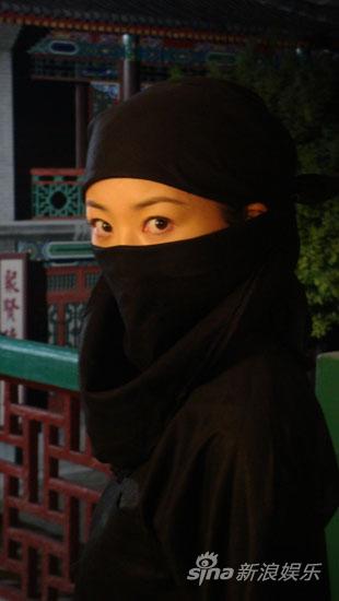 军装,一展美丽特工的飒爽英姿,还曝光了和服造型,乡村造型以及蒙面