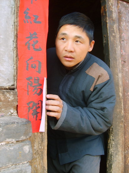 《咱爸咱妈60年》热播 来喜颠覆形象演"瘸子"