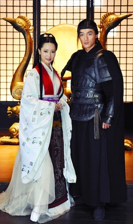 电视前沿 电视剧《神话》专题 > 正文   自从有了"开年大戏"这个概念