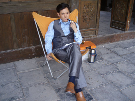 韩栋《慕容莲》大变身 叼烟斗演绎洋场才子(图)