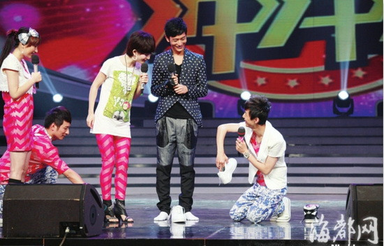 黄晓明脱鞋验身高脸部瑜伽证明未整容图